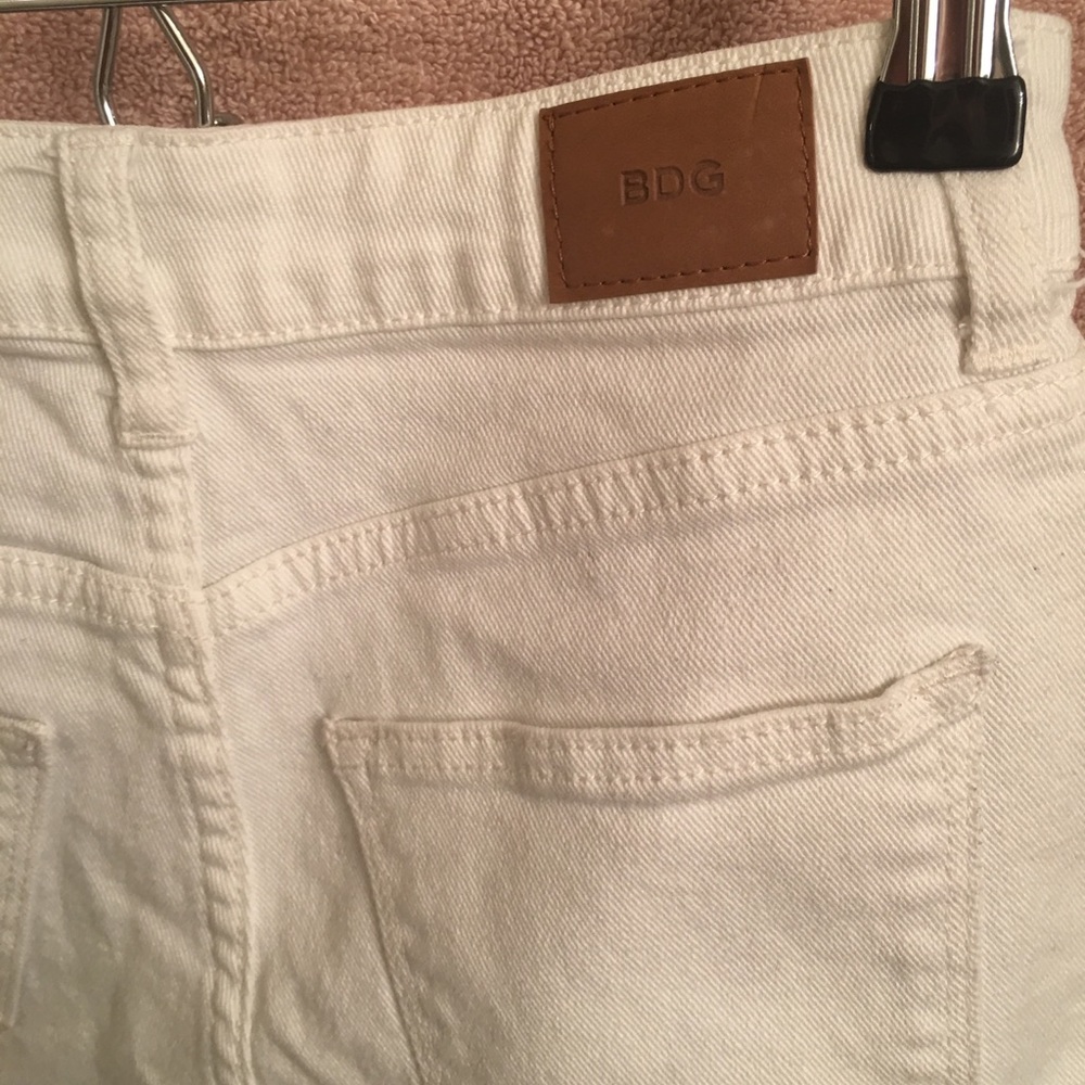 🌻4/$25🌻 UO BDG Mid Rise White Shorts ☀️ - Picture 7 of 8